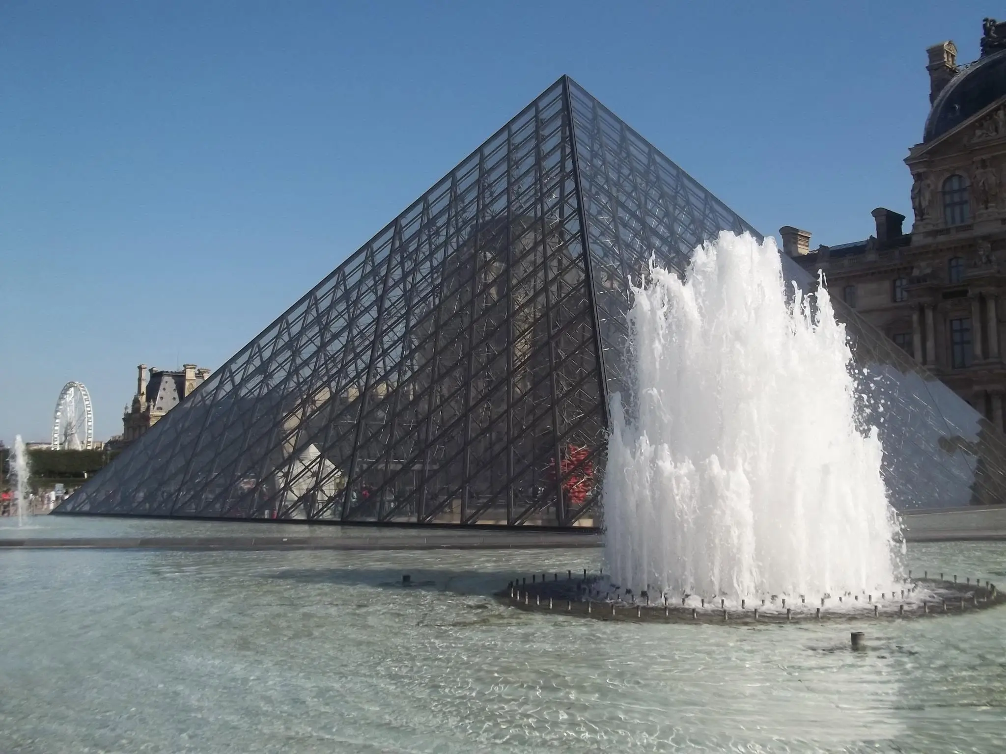 Pirámide del Louvre