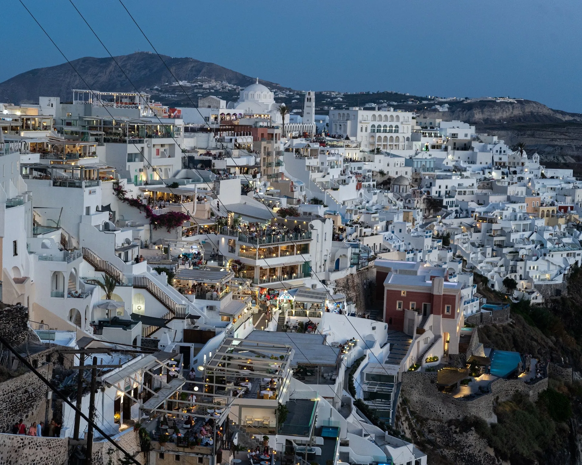 Vista de Fira sobre el acantilado