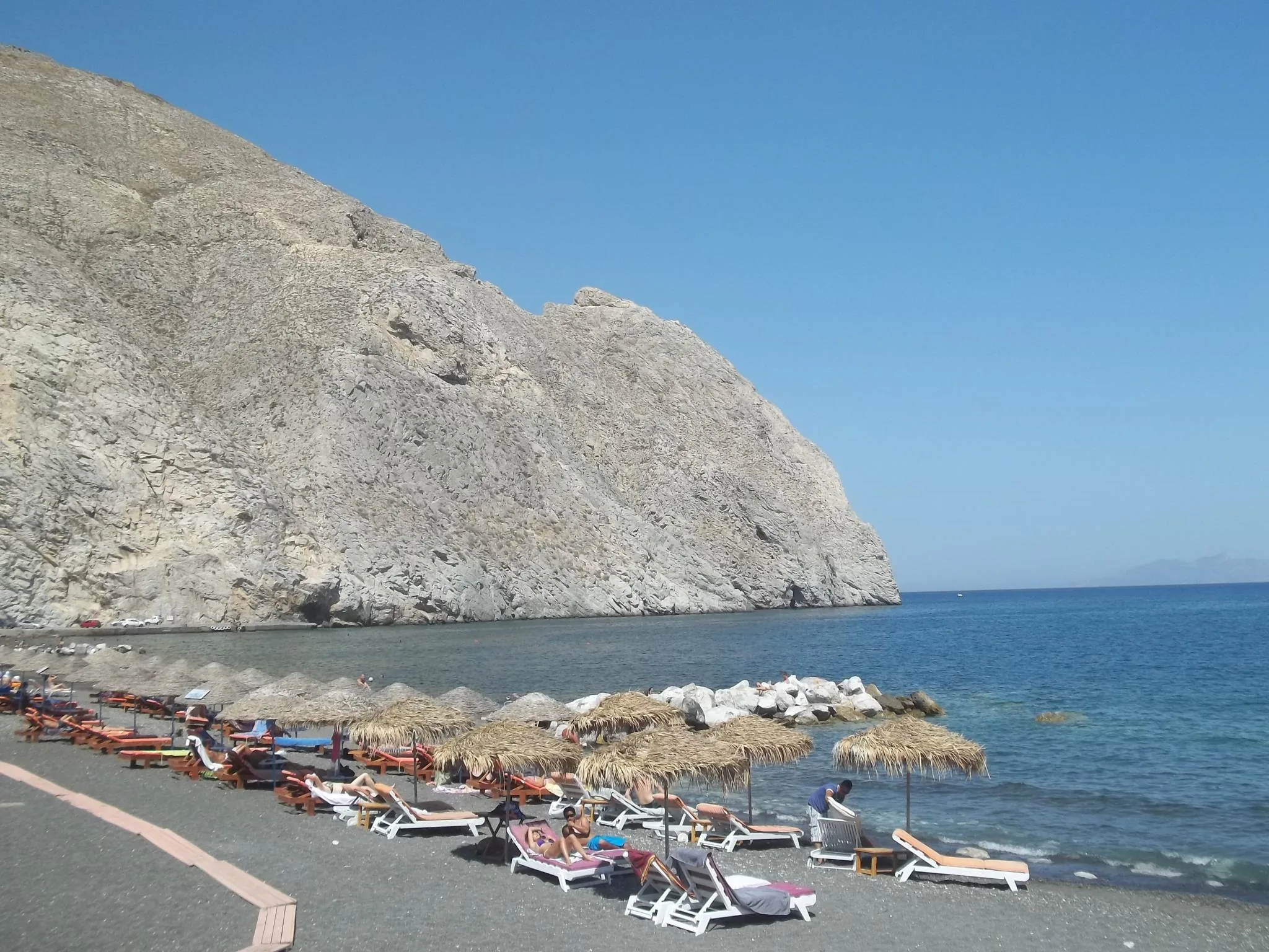 Playa de arena negra en Perissa