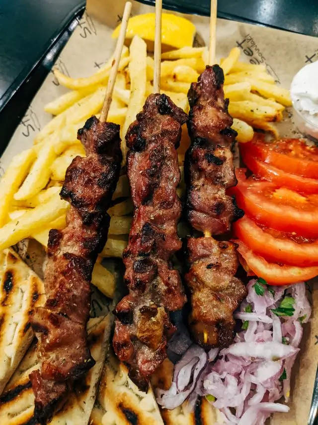 Souvlaki con fritas y ensalada